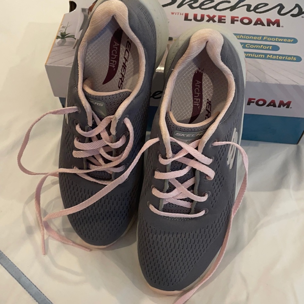 Skechers ArchFit Tennis shoes Size 7. Pink/Gray